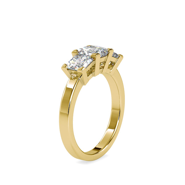 Three Chalkly Stone Diamond Ring Yellow gold